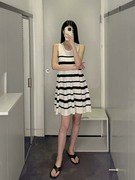 极简cos风修身版型a字裙圆领无袖白色，黑条纹24夏季新通勤(新通勤)女连衣裙