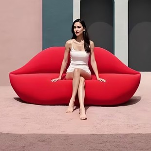 网红个性创意异形服装店女装，店休息区接待美容院红唇时尚造型沙发