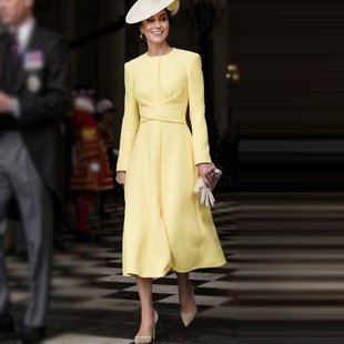凯特王妃同款2024春秋女装圆领，长袖高级感淡黄色中长连衣裙潮