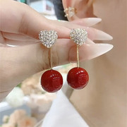 一款两戴红色珍珠爱心耳环，小众银针耳钉，2023年潮气质少女耳饰