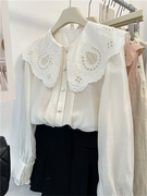 白色娃娃领减龄长袖衬衫女2024春法式设计感小众钩花蕾丝上衣
