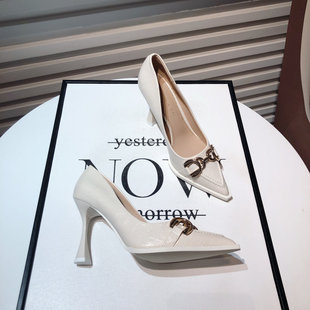 米白色高跟鞋女设计感小众气质金属扣尖头鳄鱼纹细跟单鞋2024