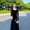 黑色金丝绒连衣裙女2024春季方领法式赫本风，气质显瘦长袖长裙