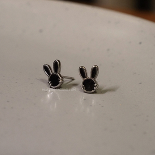 黑色兔子简约中性小巧可爱精致钛钢防过敏迷你耳钉耳饰无洞耳夹
