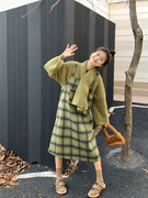 俏皮减龄时尚套装女秋冬撞色绿色格子背带裙毛衣围巾慵懒风两件套
