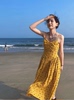 海边度假沙滩裙复古黄色碎花吊带，连衣裙女旅游穿搭过膝显瘦长裙子