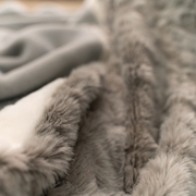 素雅米灰横纹拼接韩国进口仿毛皮草面料，毛毯铺床上盖毯沙发搭毯子