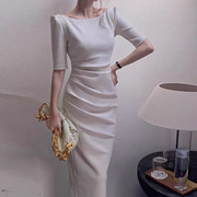 早春白色长袖连衣裙女收腰，法式高级感赫本风小众设计一字肩长裙