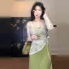 新中式国风套装女2024早春绿色，气质开叉吊带修身连衣裙子长裙