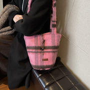 小众粉红羊毛格纹托特水桶包高颜值秋冬毛毛包通勤(包通勤)包大容量单肩包