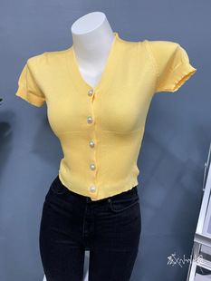 夏季yyds甜美鹅黄色~复古洋气性感v领珍珠，扣短袖开衫t恤打底上衣
