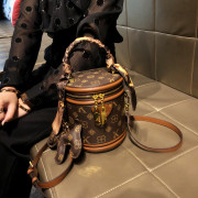 香港品牌包包女2024真皮发财桶手提小包质感单肩斜跨水桶包潮