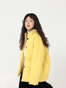 小小大星球童装冬日暖黄压线绗缝棉服外套，女童高领加绒加厚棉衣