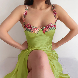 instunning欧美大码绿色连衣裙，女刺绣花朵裙子，海边度假缎面吊带裙