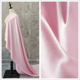 粉红色仿三醋酸缎面丝绸，布料光滑精致赛真丝料连衣裙子时装面料