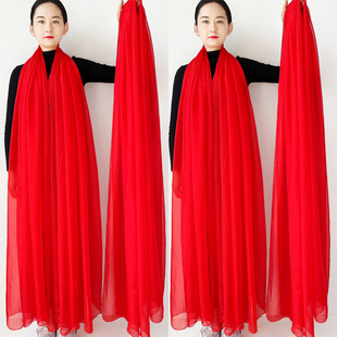 中国红丝巾女秋冬大红色围巾，广场舞蹈纱巾长款防晒沙滩巾披肩两用