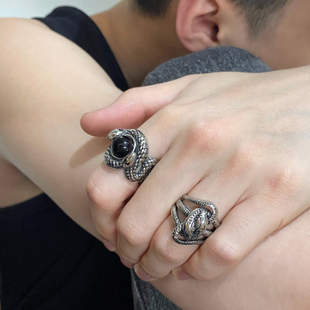 komeiku黑珠双蛇缠绕指环小众，哥特朋克暗黑复古亚文化钛钢戒指