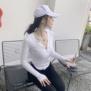yuhan设计感修身显瘦V领白色长袖T恤女春秋2022短款紧身小众上衣