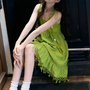 波西米亚度假风牛油果绿色吊带连衣裙女春夏季娃娃裙子多巴胺短裙