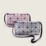 日本2023春季几何菱格枕头包时尚(包时尚，)休闲单肩斜挎格子女包盒子包