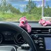 草莓熊摆件(熊摆件)车载汽车中控台毛绒趴姿熊装饰品，女生车内可爱网红玩偶