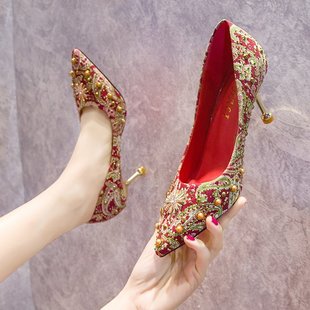 2023年中式红色婚鞋秀禾婚纱，粗跟新娘鞋高跟鞋女细跟铆钉单鞋