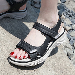 轻便真皮妈妈凉鞋女夏季舒适防滑沙滩鞋中老年外穿厚底坡跟平底鞋