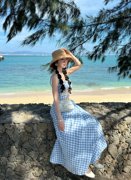 三亚海边度假沙滩裙女夏气质蓝色格子绑带露背吊带连衣裙两件套装
