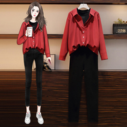 网红气质炸街款套装，2023大码秋装女红色，衬衫黑色牛仔裤两件套