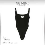 NG Minimalism 欧美炸街金属书包扣连体衣女修身露背字母镂空吊