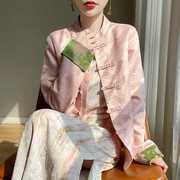 平安芳华设计新中式粉色刺绣拼接2024春夏款复古提花立领盘口外套