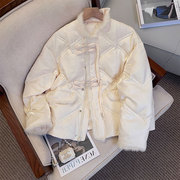 新中式设计感白色，短款羽绒棉服冬季女小香风国风盘扣厚外套
