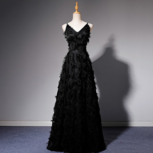 高档黑色设计感晚礼服裙，2024年长款吊带，显身材宽松回门宴会连衣裙