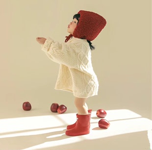 儿童摄影服装新年创意，红色麻花毛衣帽子影楼，主题拍照衣宝宝小红帽