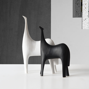 现代极简风轻奢黑白抽象马动物(马动物)书柜，酒柜客厅样板房间软装饰品摆件