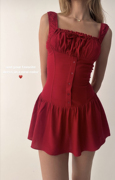 美国红色吊带连衣裙女夏季前排，扣收腰显瘦a字蓬蓬短裙