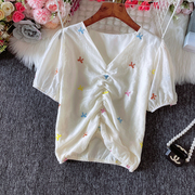 夏季韩版V领刺绣短袖花色上衣清凉透气抽褶别致小衫时尚感娃娃衫