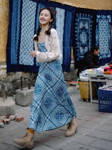 云南旅游穿搭度假露背连衣裙民族吊带长裙，沙滩海边气质蓝色雪纺裙