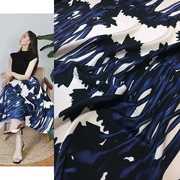 白底抽象手绘蓝色海芋花印花桑，蚕丝面料30姆米弹力重绉真丝裙布料