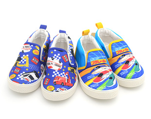 日本卡通男童帆布鞋多美卡，小汽车幼儿园室内鞋地板鞋软底防滑轻便