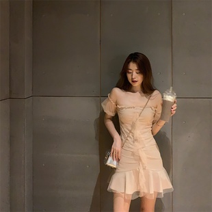 韩版气质拼接网纱泡泡袖露肩，一字领连衣裙，收腰性感荷叶边短裙子女