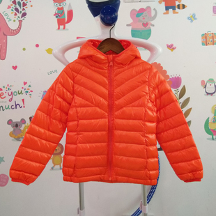 品牌童装折扣儿童轻薄羽绒服男童橙色，超薄连帽短款外套