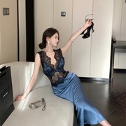 蓝色缎面拼接蕾丝花边V领性感包臀吊带裙女2024早春连衣裙子