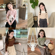 艾摩贝贝童装韩版秋季女童洋气，柔软羊绒坑条蕾丝领打底衫