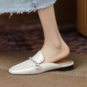 一脚蹬半拖鞋女夏2024韩版时尚珍珠链条平底外穿包头白色凉拖