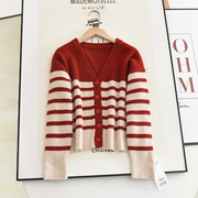 伊系の2023秋冬设计感时尚V领撞色条纹长袖针织开衫红色毛衣外套