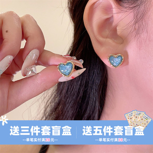 蓝色爱心耳钉女2023年金属耳环，小众设计感高级冷淡风耳夹耳饰