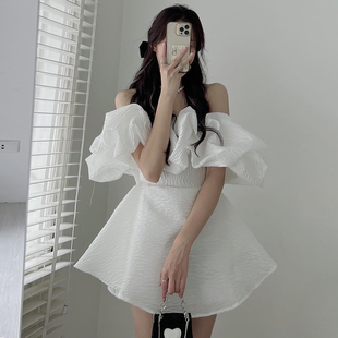 韩国chic春季法式甜美一字，领露肩肌理纹感拼接荷叶边a字型连衣裙