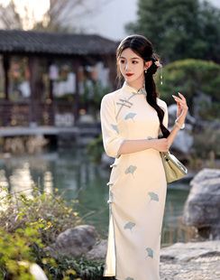 旗袍2024新中式年轻少女，日常短袖斜襟，可穿白浅绿色连身裙改良