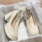 贾不假(贾不假)高跟玛丽珍鞋女2024春季白色，婚鞋法式松糕鞋粗跟小皮鞋